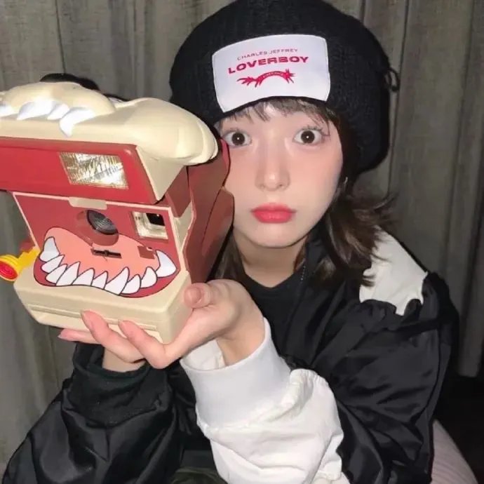 女人步上楼梯时